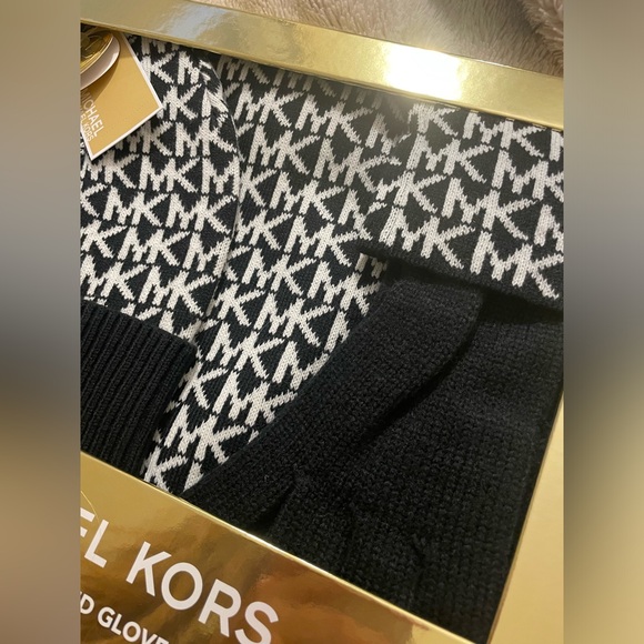 NWT Michael Kors Winter Monogram Gift Set Hat, Scarf, and Gloves - Picture 5 of 5